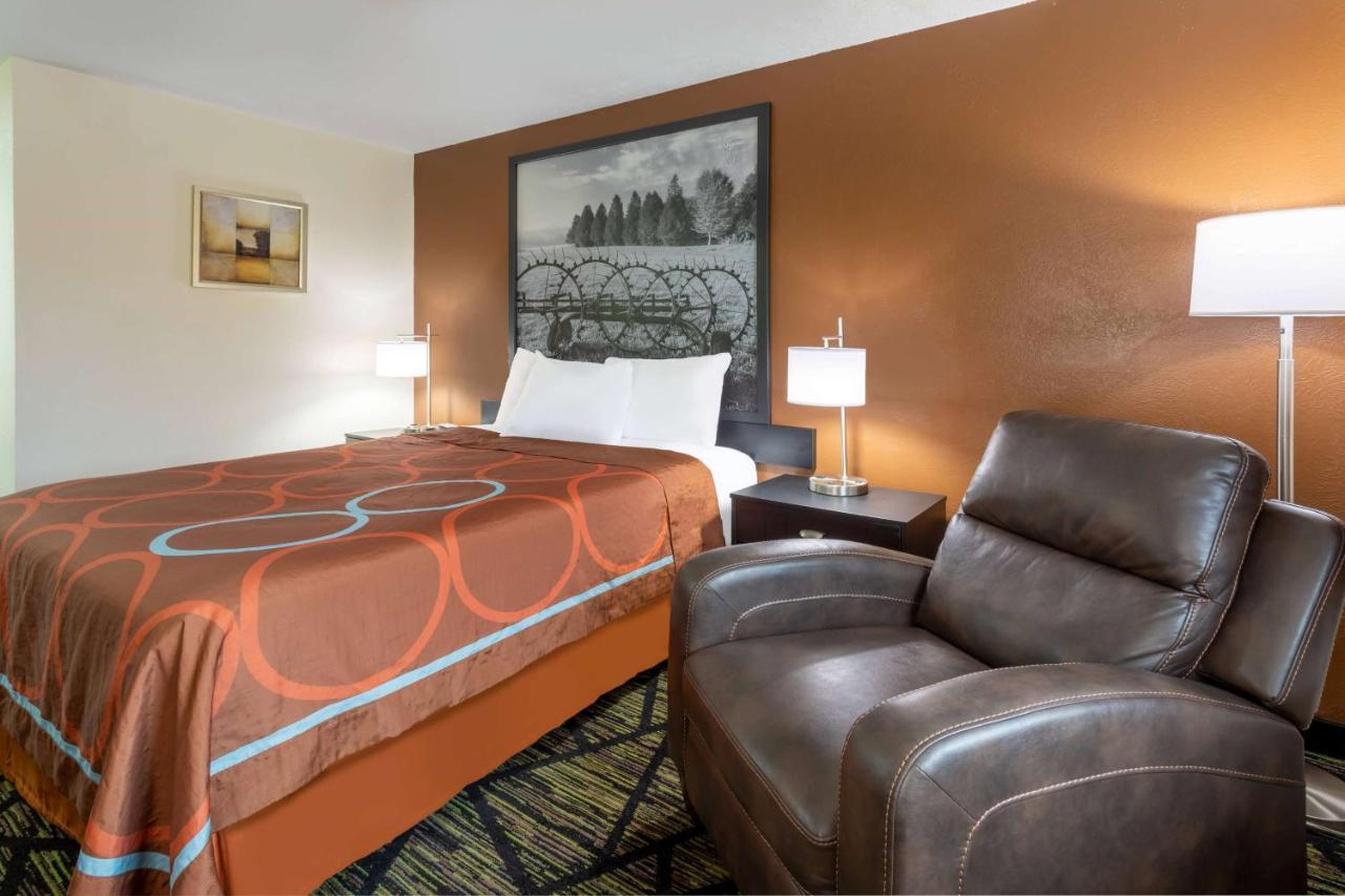 Super 8 By Wyndham Wooster Hotell Exteriör bild