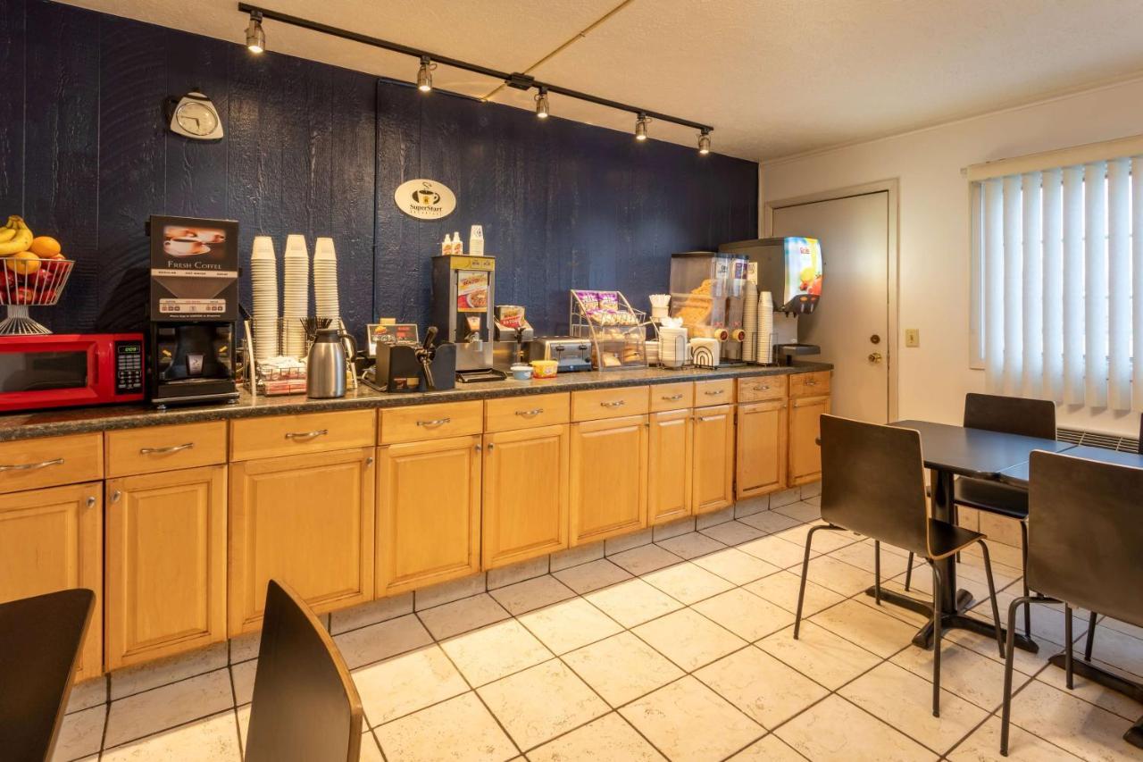 Super 8 By Wyndham Wooster Hotell Exteriör bild
