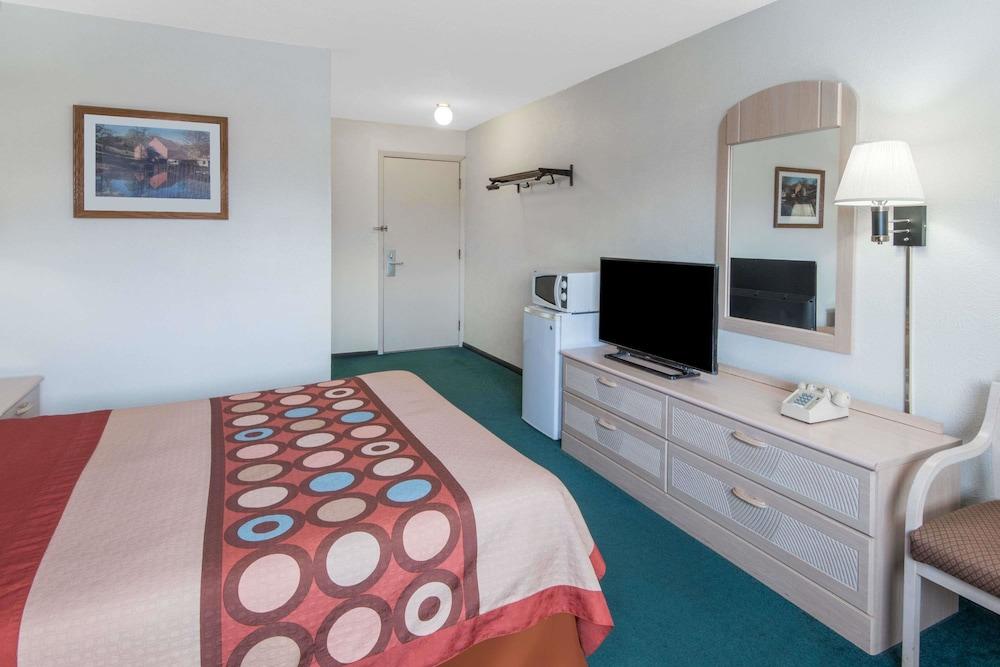 Super 8 By Wyndham Wooster Hotell Exteriör bild